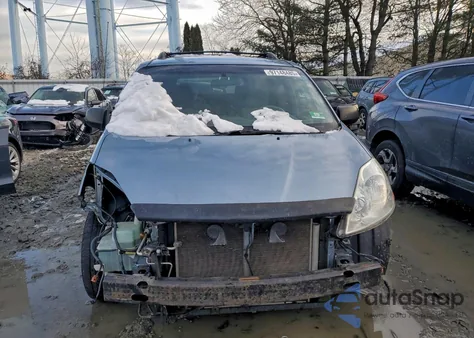 2010 Toyota Sienna Ce z USA, uszkodzony, nr VIN 5TDKK4CC4AS314975